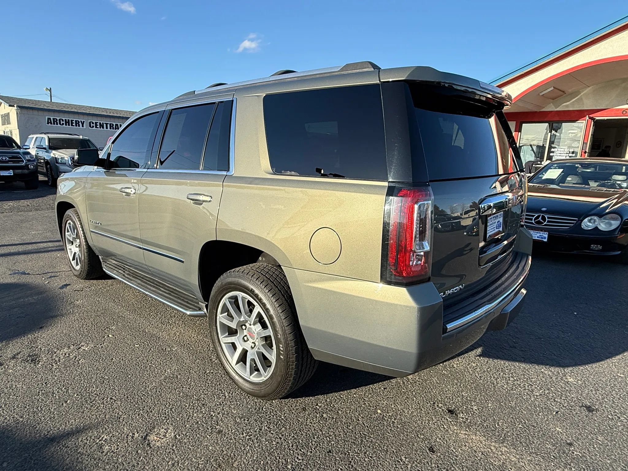 Used 2017 GMC Yukon Denali w/ Open Road Package AWD/4WD image 3
