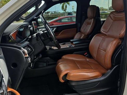 Used 2019 Lincoln Navigator Reserve image 12