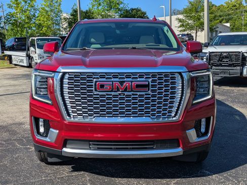 Used 2024 GMC Yukon Denali w/ Advanced Technology Package AWD/4WD image 8