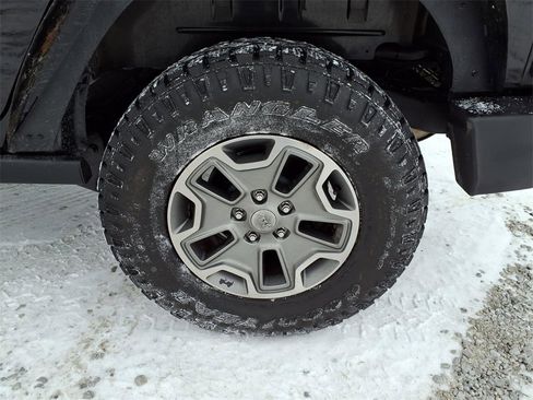 Used 2018 Jeep Wrangler Unlimited Rubicon w/ Connectivity Group image 34