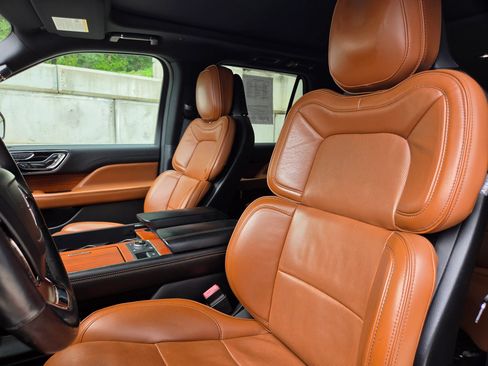 Used 2019 Lincoln Navigator L Reserve AWD/4WD image 2