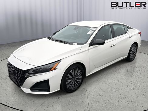 Used 2025 Nissan Altima 2.5 SV FWD image 2