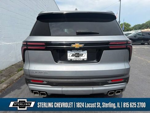 Used 2025 Chevrolet Traverse LT FWD image 3