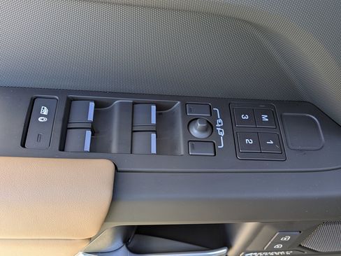 Used 2025 Land Rover Defender 110 X-Dynamic SE image 22