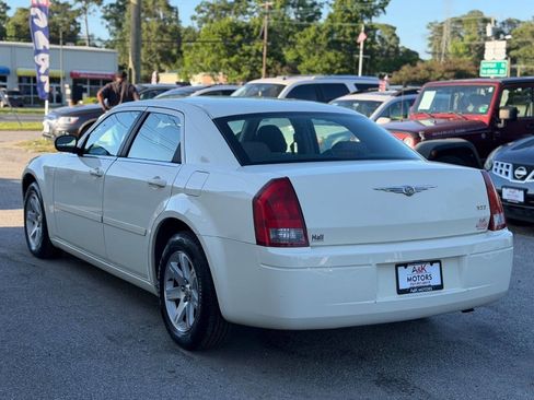 Used 2006 Chrysler 300 RWD image 6