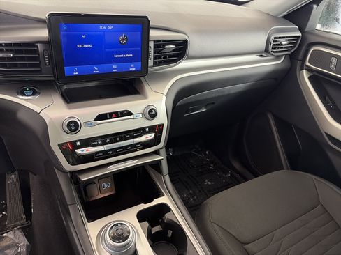 Used 2021 Ford Explorer XLT image 4