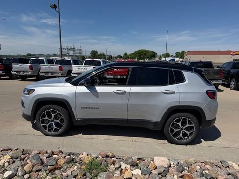 Used 2025 Jeep Compass Limited AWD/4WD image 4