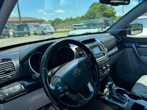 Used 2015 Kia Sorento LX image 12
