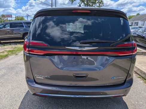 Used 2022 Chrysler Pacifica Touring-L w/ Uconnect Theater Family Group FWD image 5