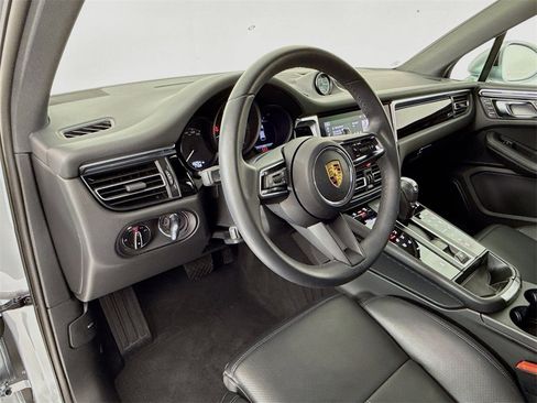 Certified 2025 Porsche Macan image 4
