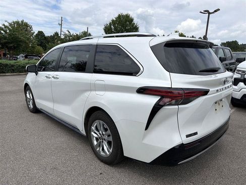 Used 2023 Toyota Sienna Limited FWD image 3