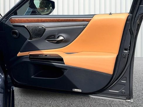 Used 2022 Lexus ES 300h w/ Accessory Package 2 image 19