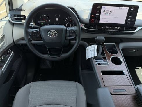 Used 2022 Toyota Sienna LE FWD image 11