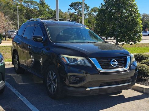 Used 2017 Nissan Pathfinder S image 3