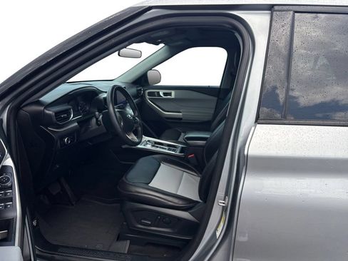 Used 2023 Ford Explorer XLT w/ Equipment Group 202A RWD image 14