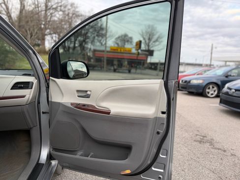 Used 2014 Toyota Sienna XLE image 22