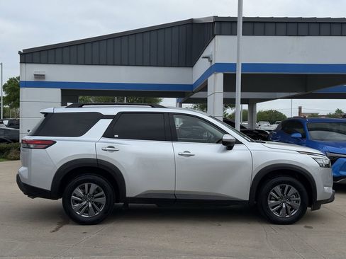 Used 2025 Nissan Pathfinder SV image 3