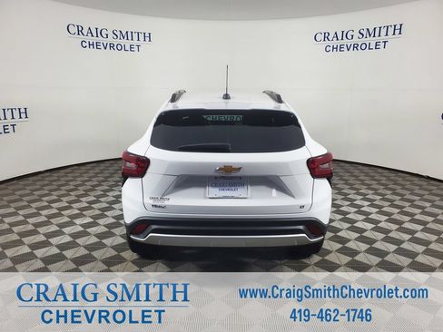 Used 2024 Chevrolet Trax LT FWD image 3