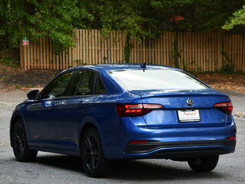 Used 2022 Volkswagen Jetta SE w/ Panoramic Sunroof Package image 6