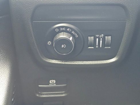 Used 2023 Jeep Grand Cherokee Overland w/ Luxury Tech Group IV AWD/4WD image 38