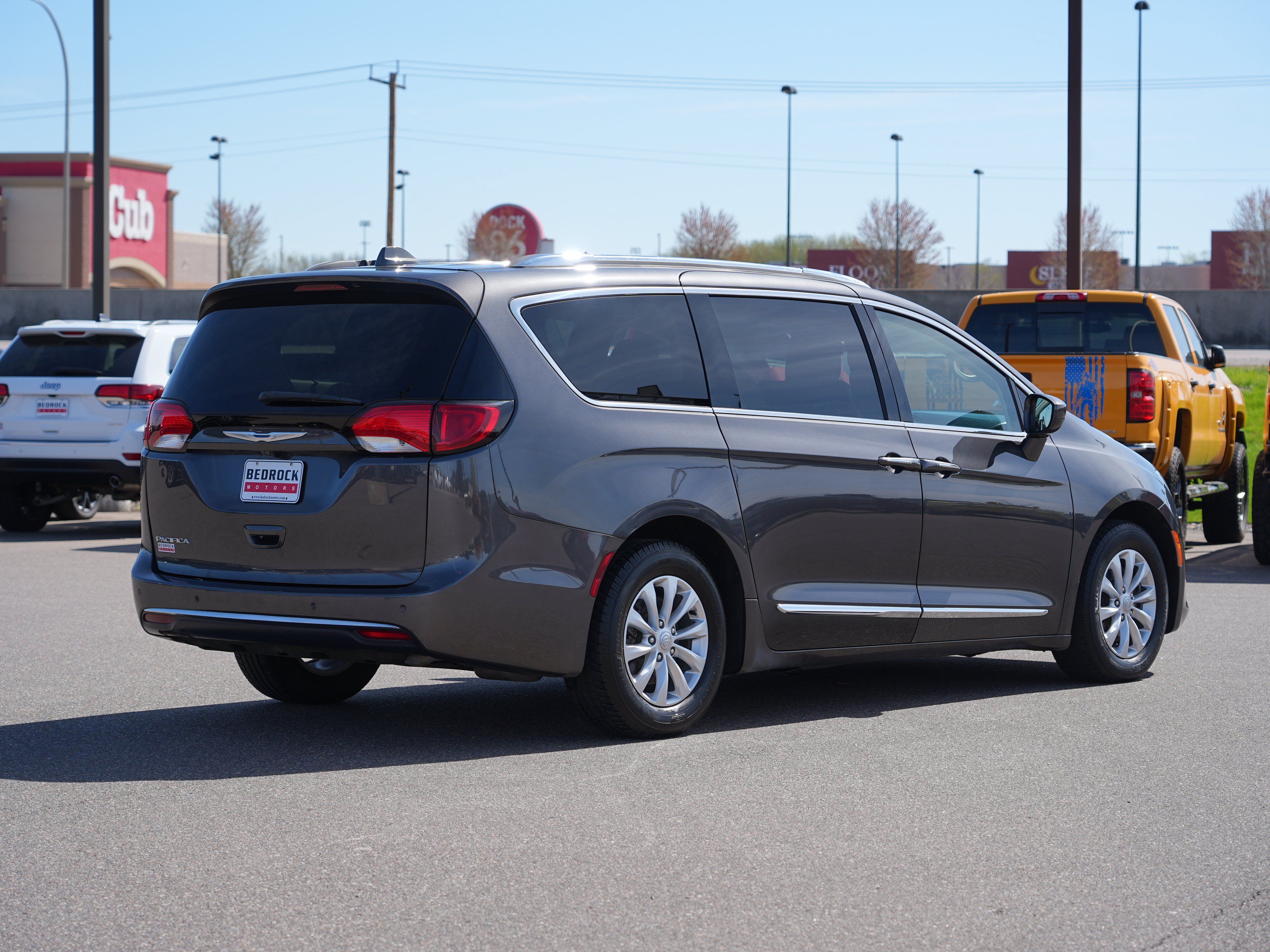 Used 2018 Chrysler Pacifica Touring-L w/ Premium Audio Group FWD image 3