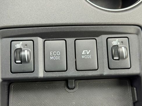 Certified 2016 Toyota Camry XLE w/ Moonroof Package image 38