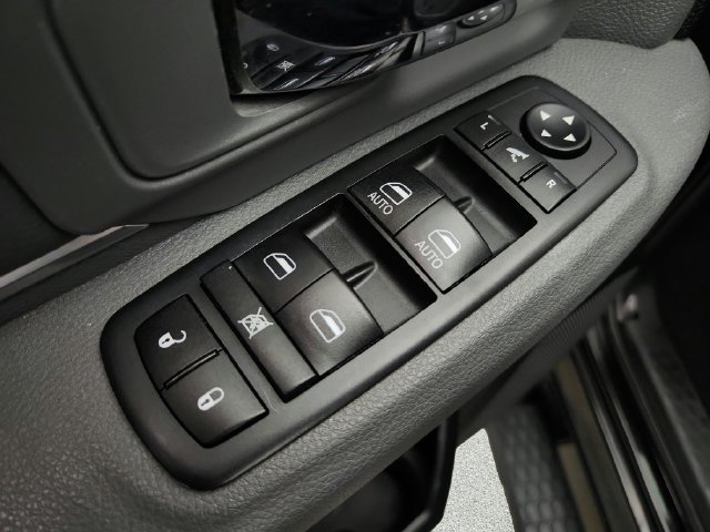 Used 2019 RAM 1500 Classic SLT w/ Black Appearance Group AWD/4WD image 22