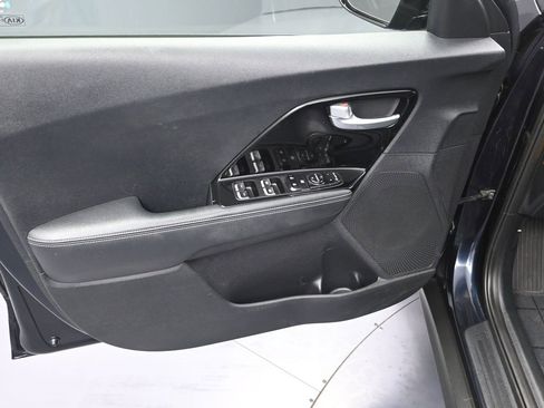 Certified 2019 Kia Niro EX w/ Cold Weather Package 2.0 image 10