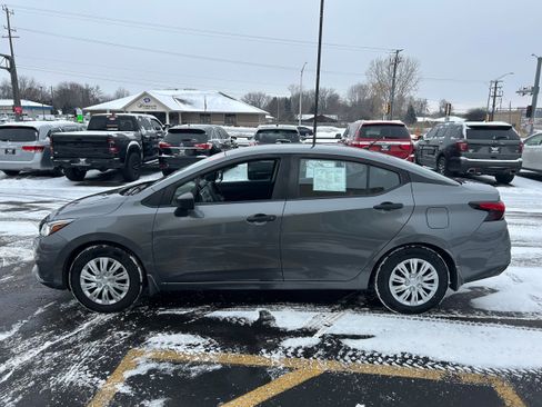 Used 2020 Nissan Versa S image 3