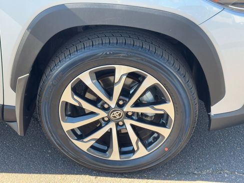 Used 2024 Toyota Corolla Cross XLE w/ Convenience Package image 12