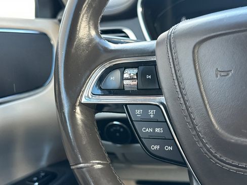 Used 2017 Lincoln Continental Select image 35