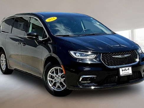 Used 2024 Chrysler Pacifica Touring-L FWD image 3