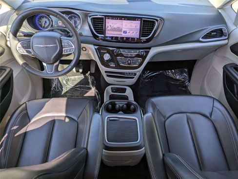 Used 2023 Chrysler Pacifica Touring-L FWD image 16