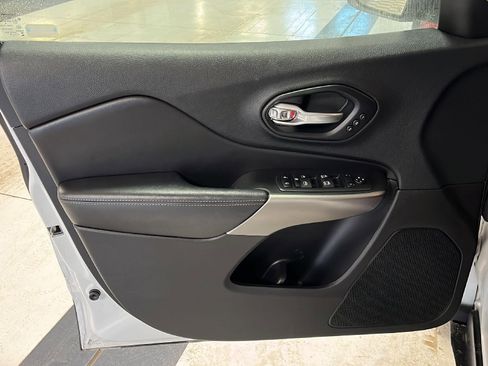 Used 2019 Jeep Cherokee Limited image 16