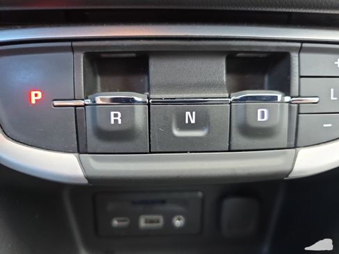 Used 2024 GMC Terrain SLT image 27