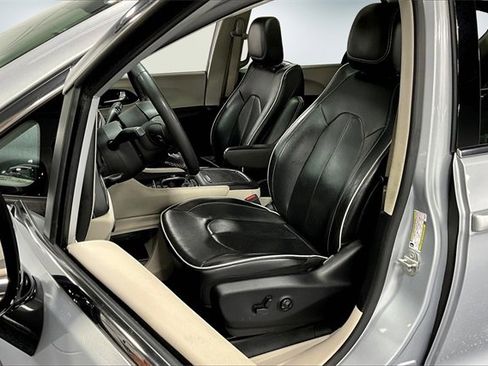 Used 2023 Chrysler Pacifica Limited image 21