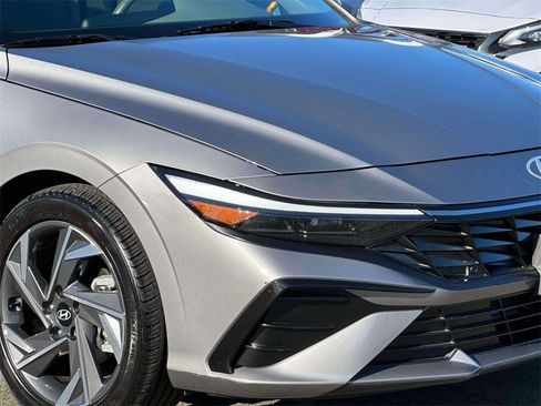 Used 2025 Hyundai Elantra SEL image 8