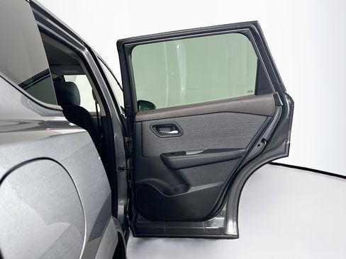 Used 2023 Nissan Rogue SV image 29