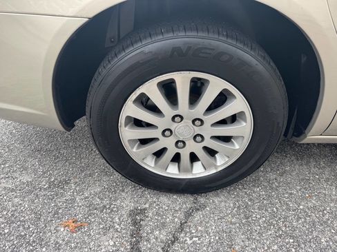 Used 2008 Buick Lucerne CX image 9