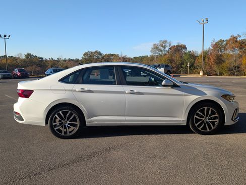 Used 2025 Volkswagen Jetta SE w/ Sunroof Package image 10