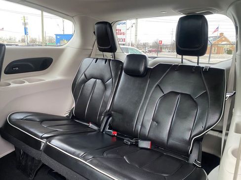 Used 2023 Chrysler Pacifica Limited image 18