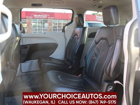 Used 2018 Chrysler Pacifica Touring-L image 17
