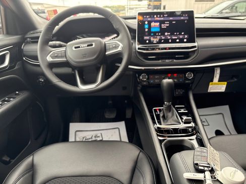 New 2026 Jeep Compass Latitude image 5