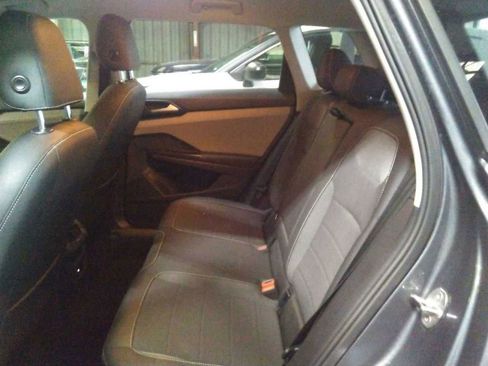 Used 2024 Volkswagen Taos SE image 4