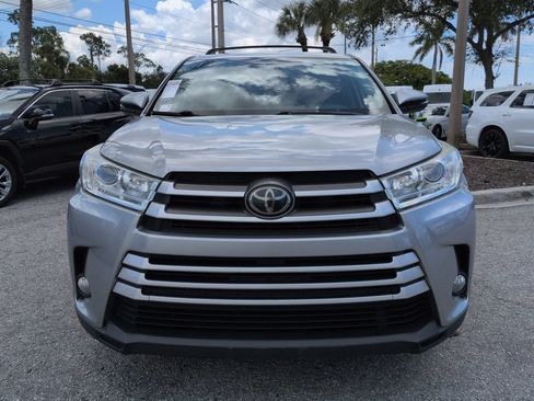 Used 2018 Toyota Highlander Plus FWD image 3