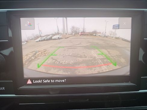 Used 2018 Volkswagen Golf SE image 22