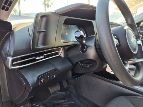 Used 2025 Hyundai Elantra SE image 11