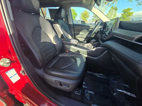 Used 2020 Toyota Highlander XLE image 11