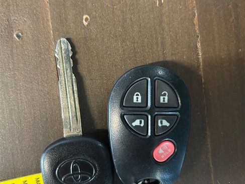 Used 2012 Toyota Sienna LE w/ Towing Pkg AWD/4WD image 30