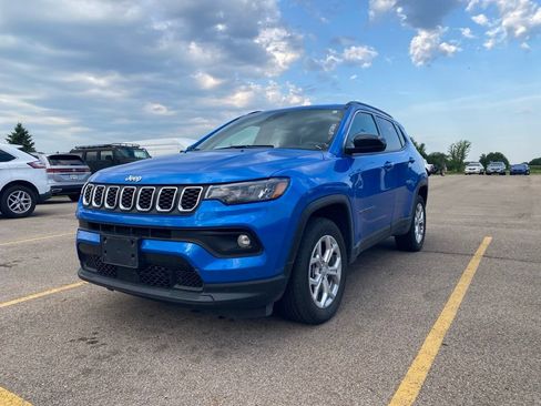 Used 2024 Jeep Compass Latitude w/ Convenience Group AWD/4WD image 13